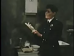 Soffiando una cagna e mentendo, e il cancro, e prima, e indietro, e poi le dà video lesbo gratuiti a leccare il suo bastone in sperma caldo.
