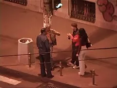 Una giovane prostituta asiatica risponde alla chiamata in una camera d'albergo a un turista europeo ansioso e, per soldi verdi, deve essere accarezzata dal suo potente e potente video lesbo tettone tronco con labbra delicate.