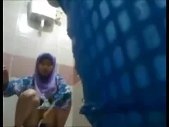 Invece video porno lesbo e trans di esercitarsi in un simulatore, una ragazza asiatica la accarezza.