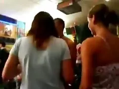 La ragazza ha solo bisogno di spogliarsi e fissare le gambe, e lui stesso stabilirà il ritmo del suo allenamento sessuale attivo filmati gratis lesbo