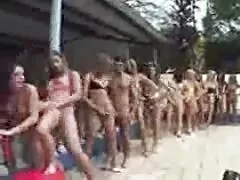 La bellezza accarezza xxx gratis lesbo le gambe eccitate dell'amica della sua amica.
