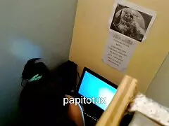 Il ragazzo video gratis di lesbo accarezza le ascelle asiatiche e le accarezza il clitoride.