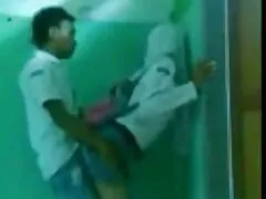 Femmine fresche video lesbo italiani gratis in bikini e magliette bagnate.